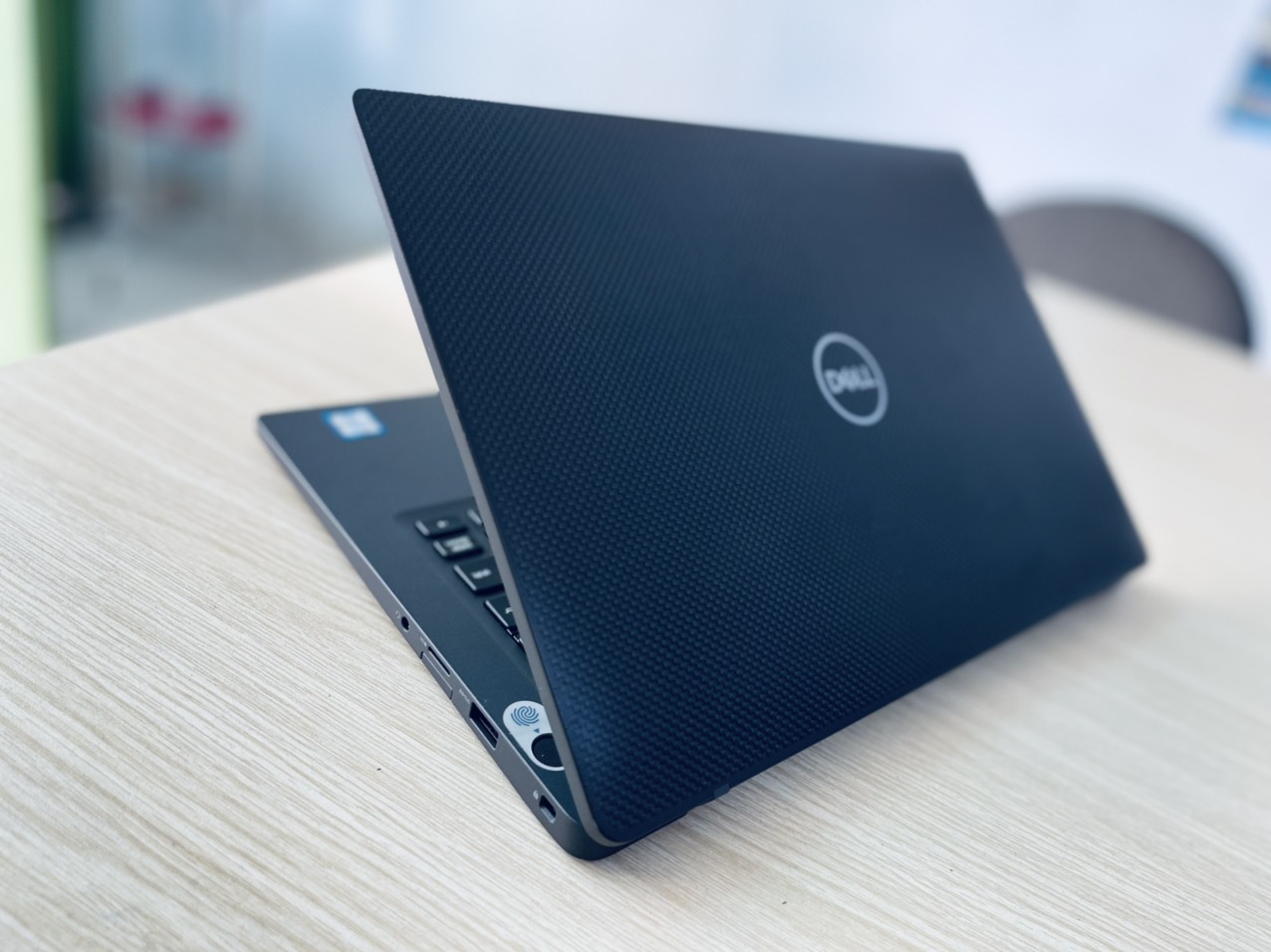 Laptop dell E7400 giá rẻ vỏ carbon siêu bền